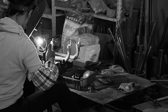 小作坊形式的生產(chǎn)車(chē)間，臟、亂、差